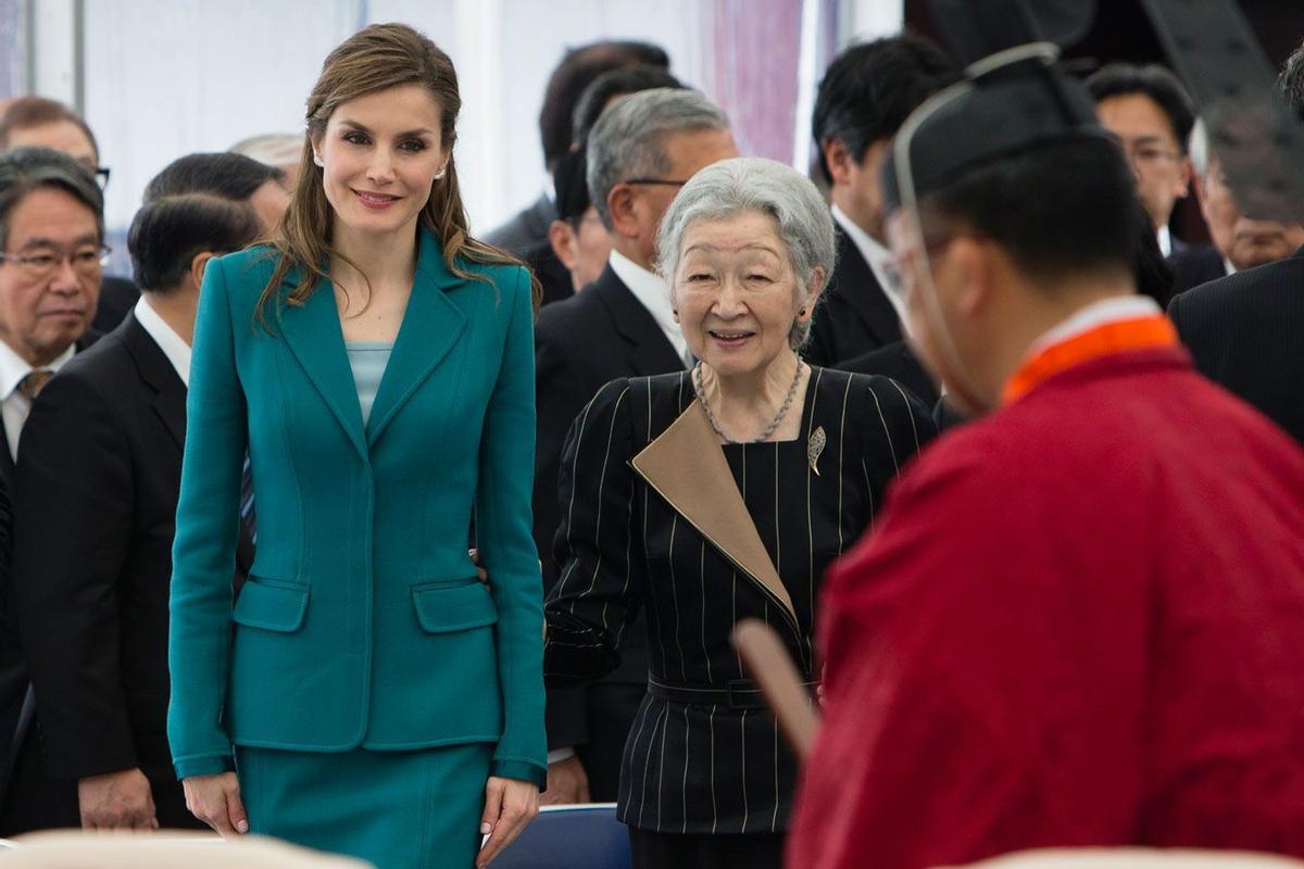 Letizia Ortiz con traje verde junto a la Emperatriz de Japón