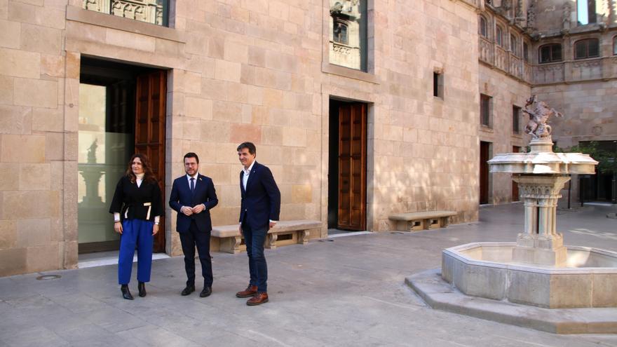 El president del Govern, Pere Aragonès; amb la vicepresidenta, Laura Vilagrà; i el viceconseller, Sergi Sabrià, al Pati dels Tarongers
