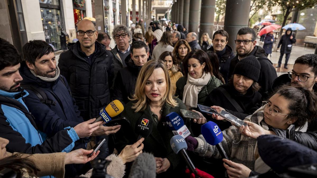 Pilar Alegría, en la rueda de prensa en la plaza del Pilar de Zaragoza, este viernes.