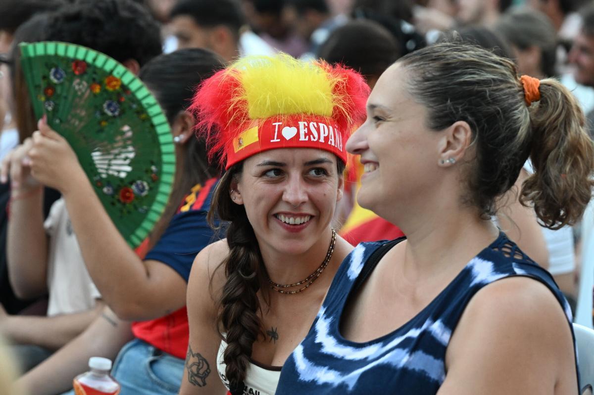 Centenares de aficionados se reúnen en la Plaça Major.