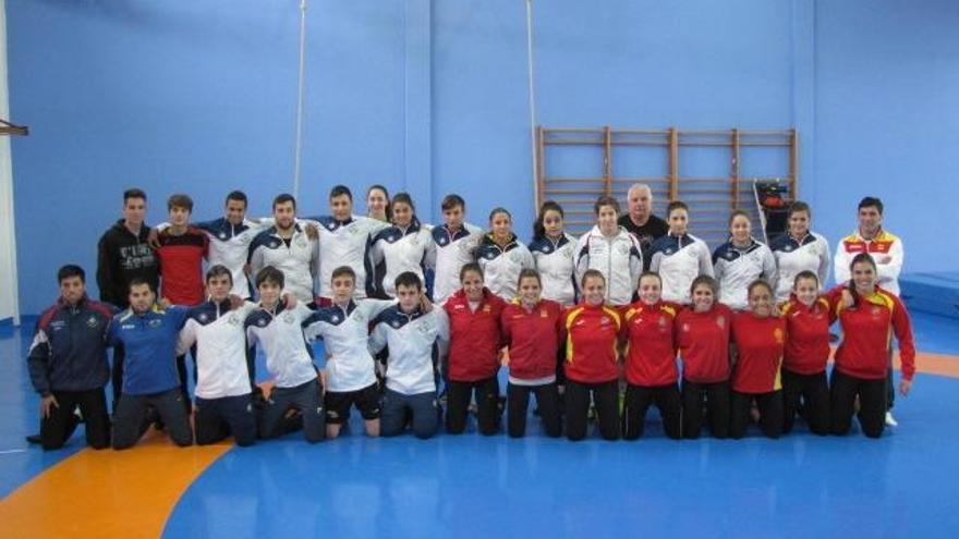 Las internacionales femeninas, junto a luchadores gallegos y técnicos de la concentración.