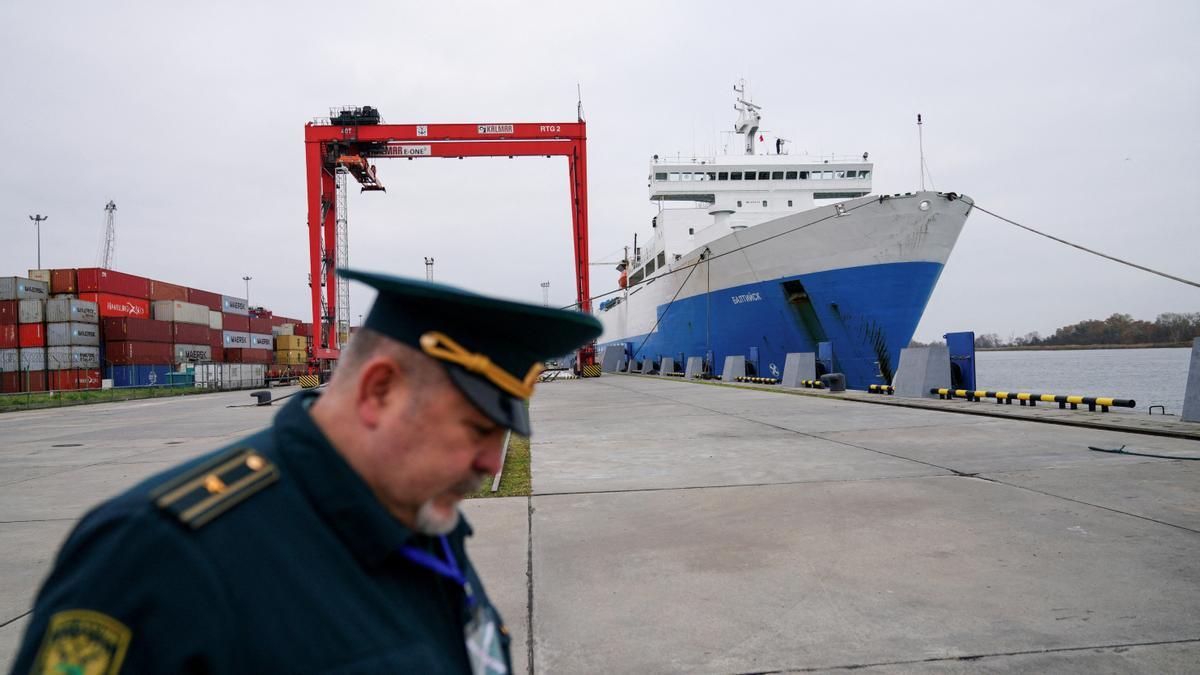 Un policía en la ciudad portuaria de Baltiysken, en Kaliningrado.