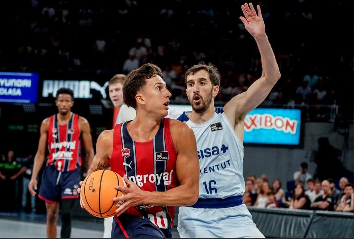 Guillem Vives intenta frenar a Matteo Spagnolo en el Baskonia - Joventut de este domingo.