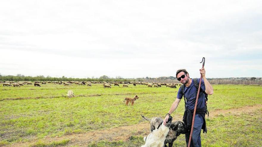 Víctor Rojas, amb els
seus animals.  EDUARD MARTÍ