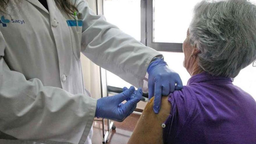 Una enfermera pincha a una mujer la dosis de vacuna en el Santa Elena.
