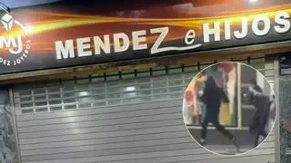 Nuevo atraco a una joyería en Gran Canaria: cuatro encapuchados revientan con un martillo un expositor y roban su contenido en Vecindario