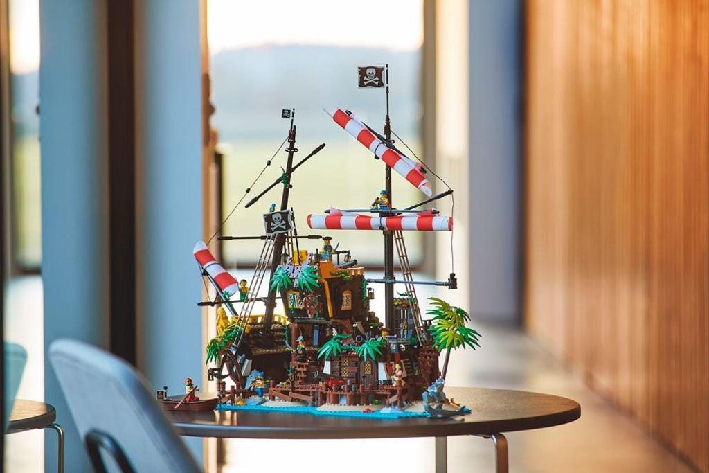 Set de LEGO inspirado en su épico juguete del barco pirata Black Seas Barracuda