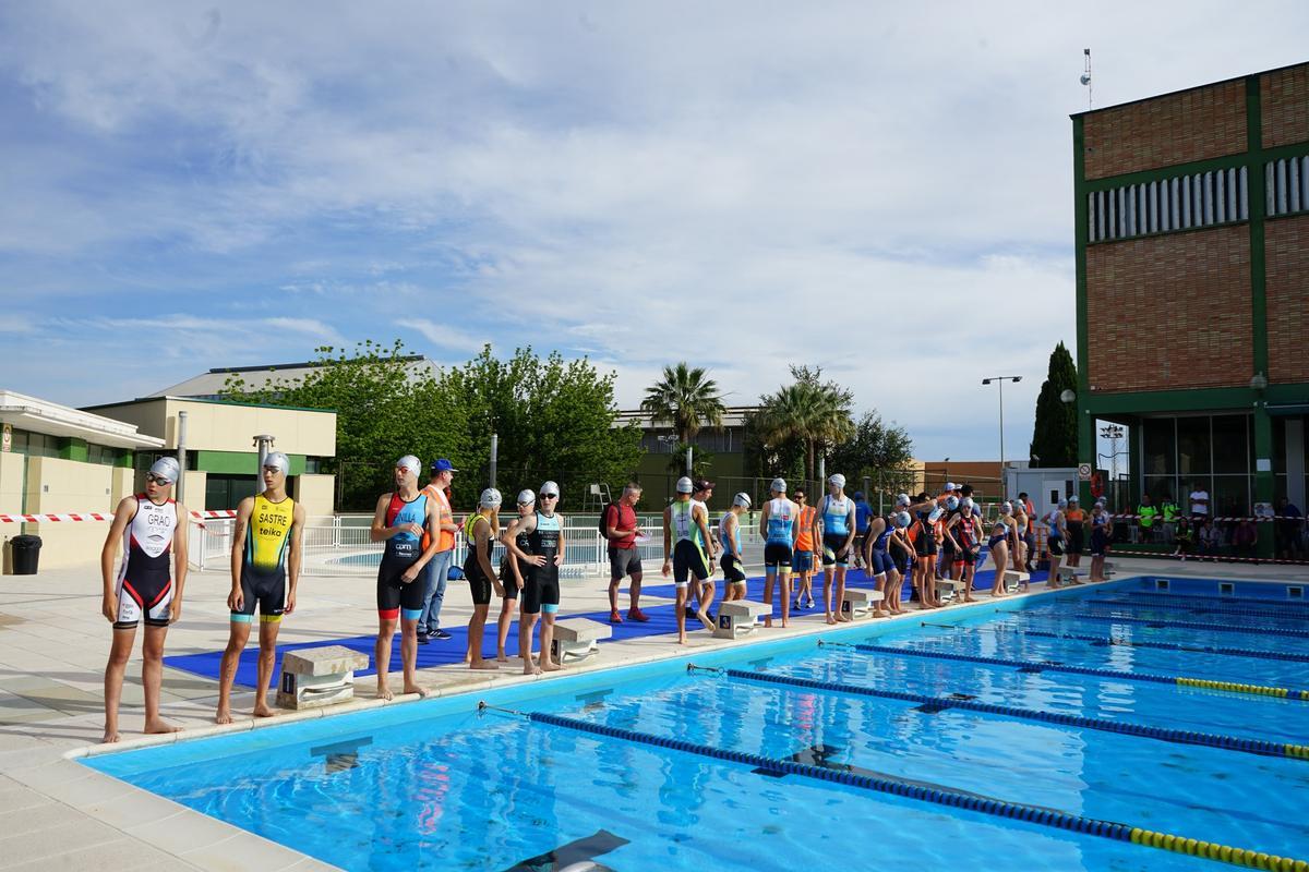 Deportistas participantes en una edición pasada del Aquatló de Ontinyent.