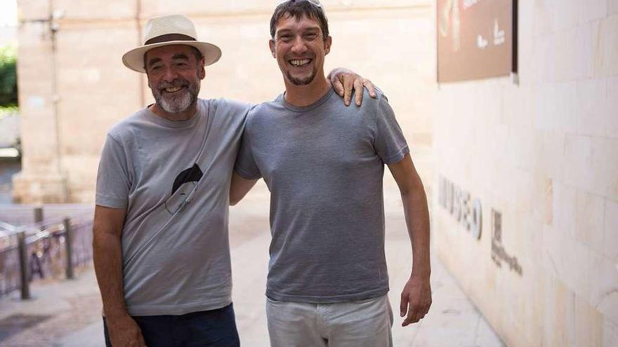 Carlos Piñel y José Luis Calvo, respectivamente, posan en las inmediaciones del Museo Etnográfico.