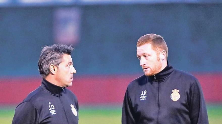 Javier Olaizola y Julián Robles conversan durante un entrenamiento en Son Bibiloni.