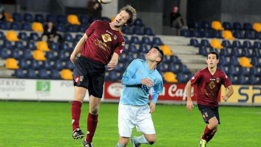 Santi Domínguez y Richi, cuya presencia ante el Bergantiños está casi descartada, durante el partido contra el Villalonga en Pasarón. // R. V.