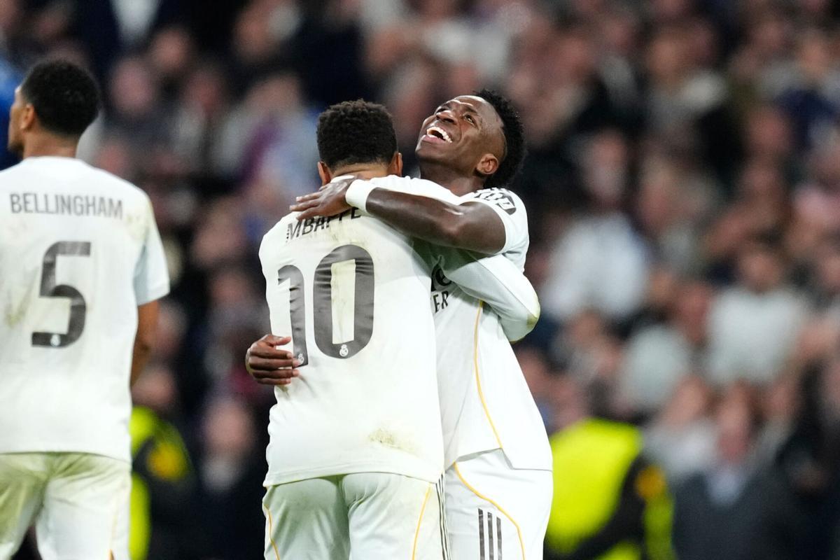 Vinicius se abraza con Mbappé en el partido ante el Mónaco