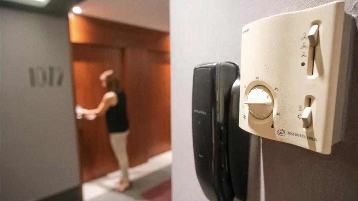 En los hoteles alertan de que los compresores no funcionan a 27 grados