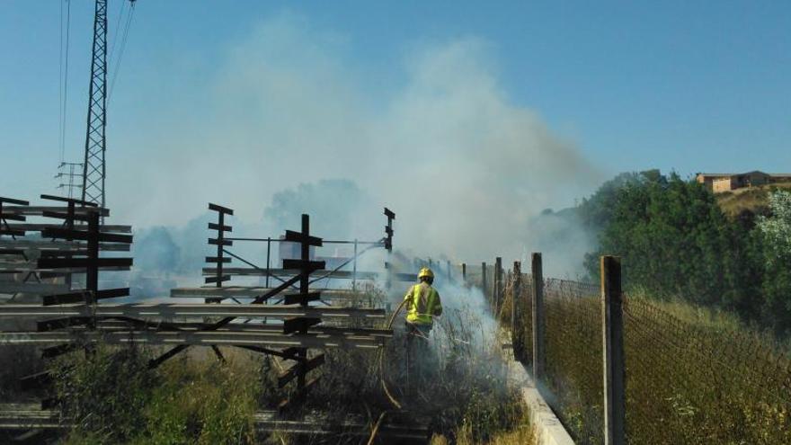 Un bomber, en l&#039;extinció d&#039;un petit foc a Sant Joan de Vilatorrada