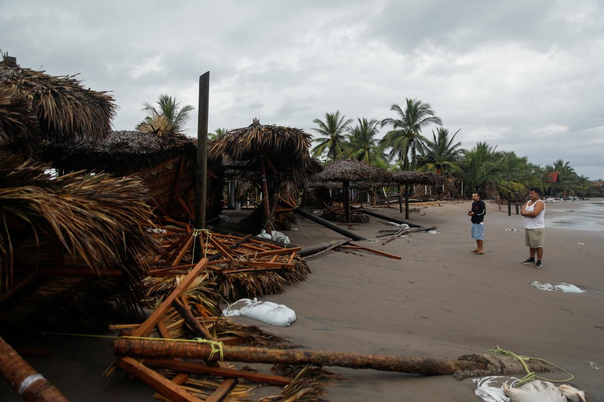 El huracán Roslyn azota la costa de México en el Pacífico