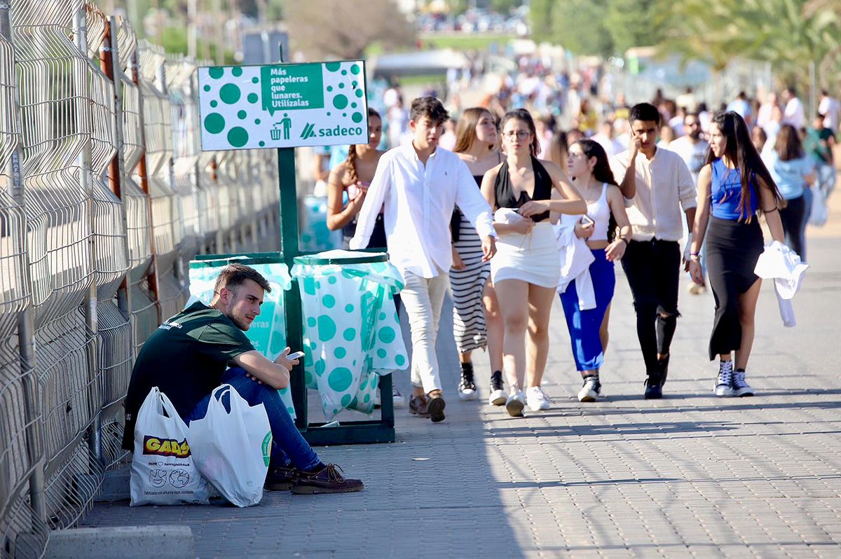 Centenares de jóvenes hacen el tradicional botellón del miércoles de Feria