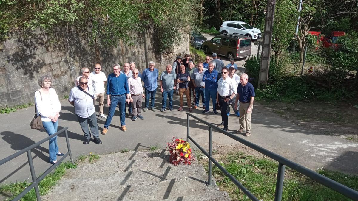 Asistentes al homenaje que tuvo lugar en el cementerio de Vegadotos.