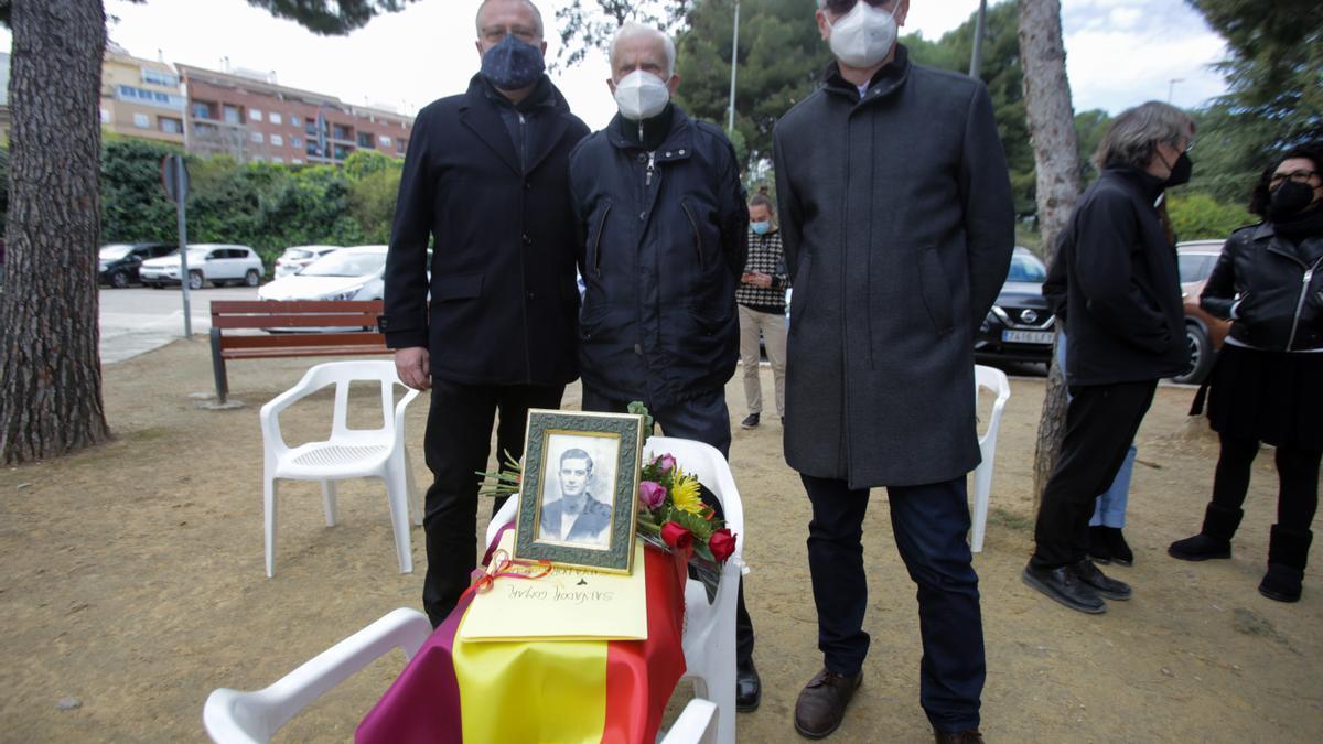 La familia Gomar, con Salvador Gomar, hijo, en el medio con la foto de su padre y los dos nietos del fusilado.