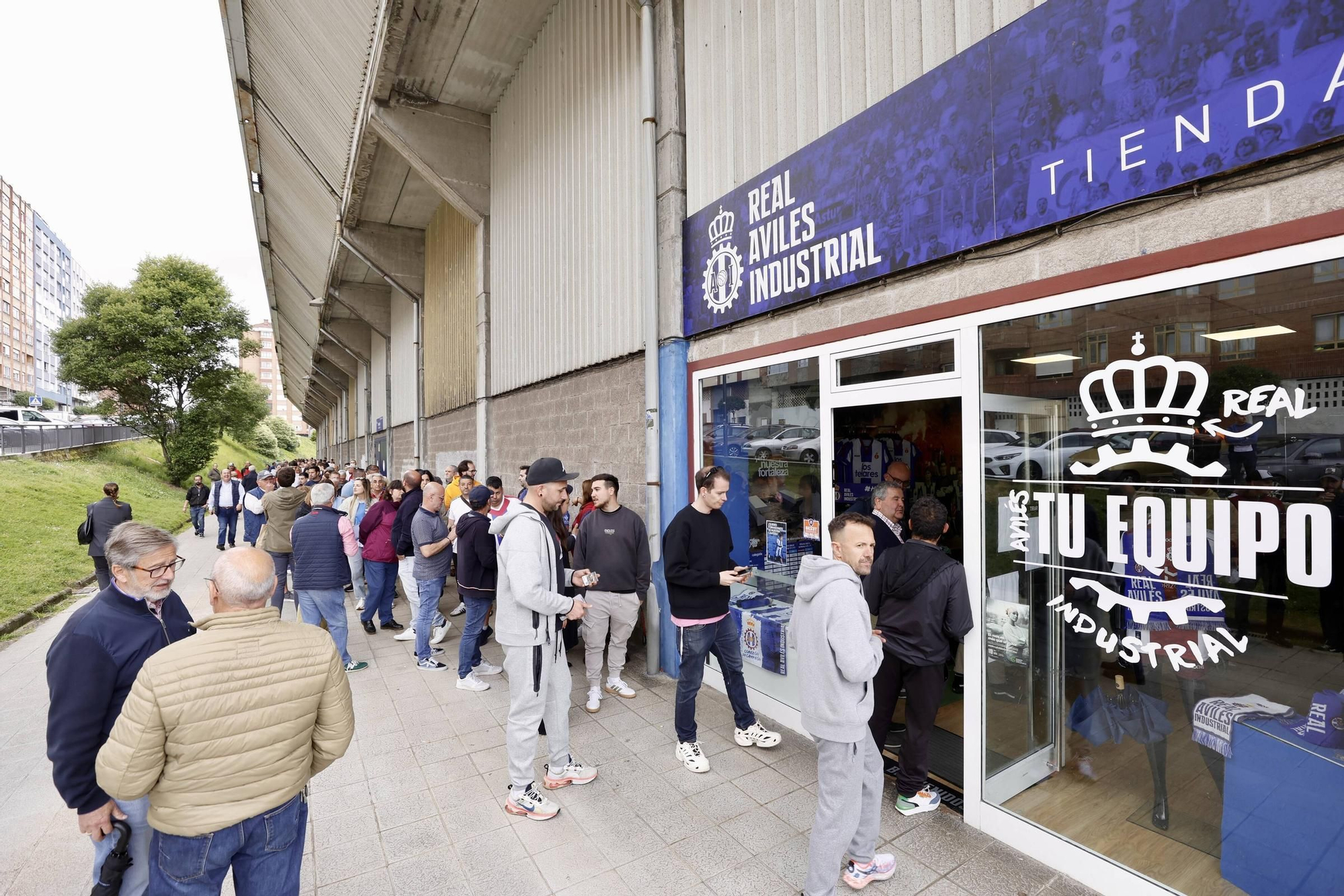EN IMÁGENES: Impresionantes colas para asistir a la final por el ascenso del Avilés