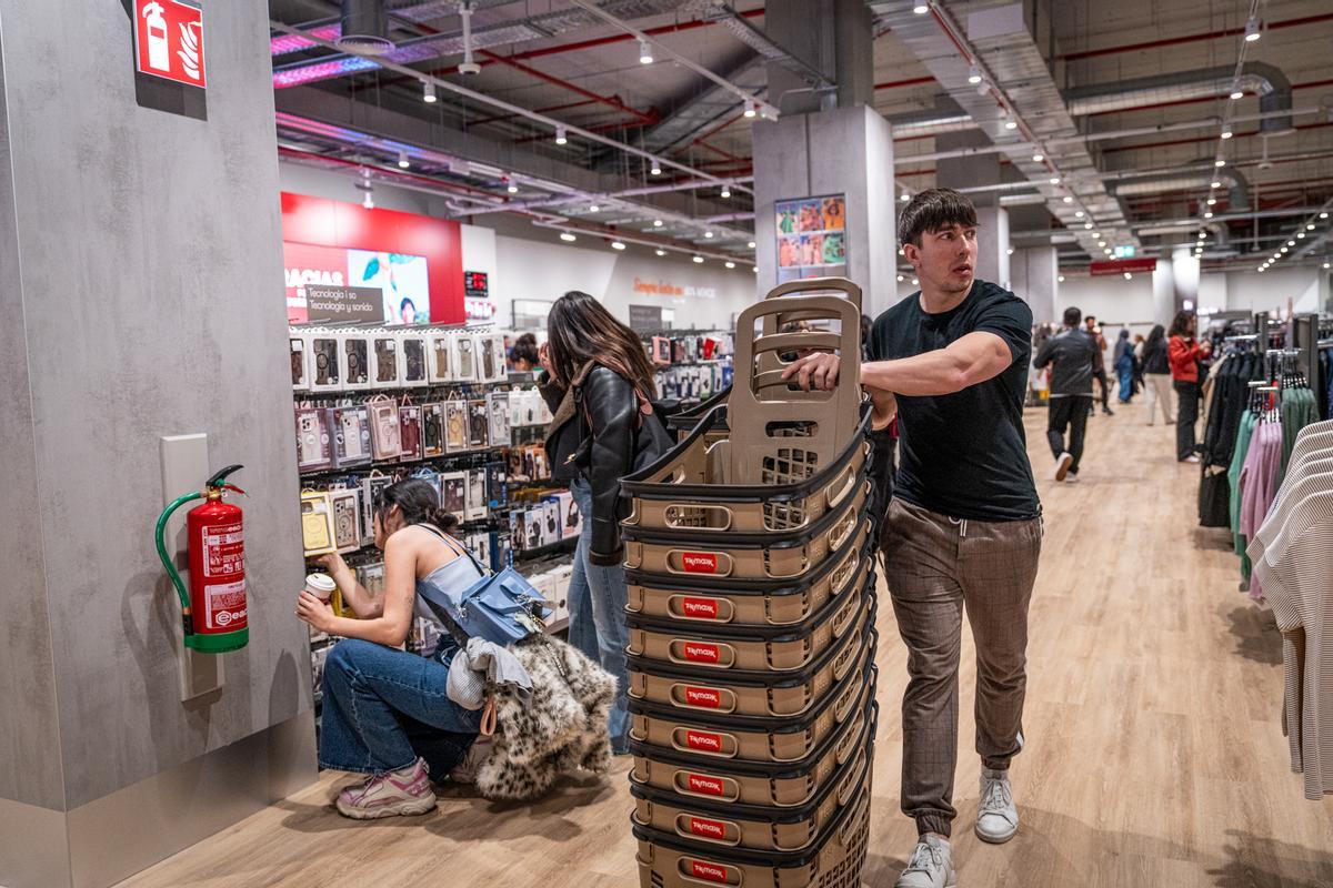 Furor y ofertas en el estreno de la primera tienda en Barcelona del outlet de grandes marcas TK-Maxx