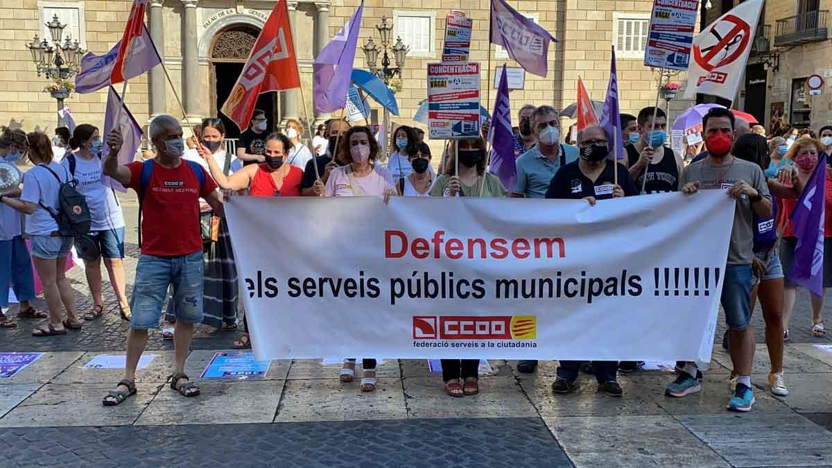 Concentración de trabajadores de Barcelona Activa frente al Ayuntamiento de Barcelona