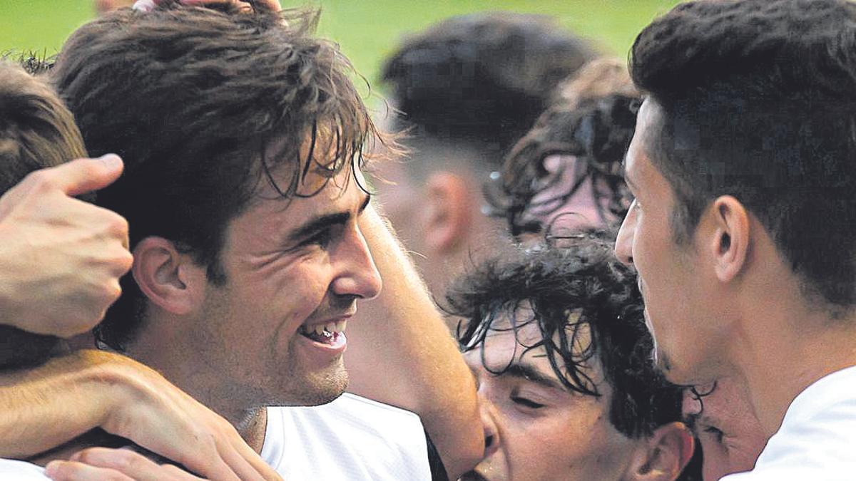 Los jugadores del Valencia Mestalla celebran un gol