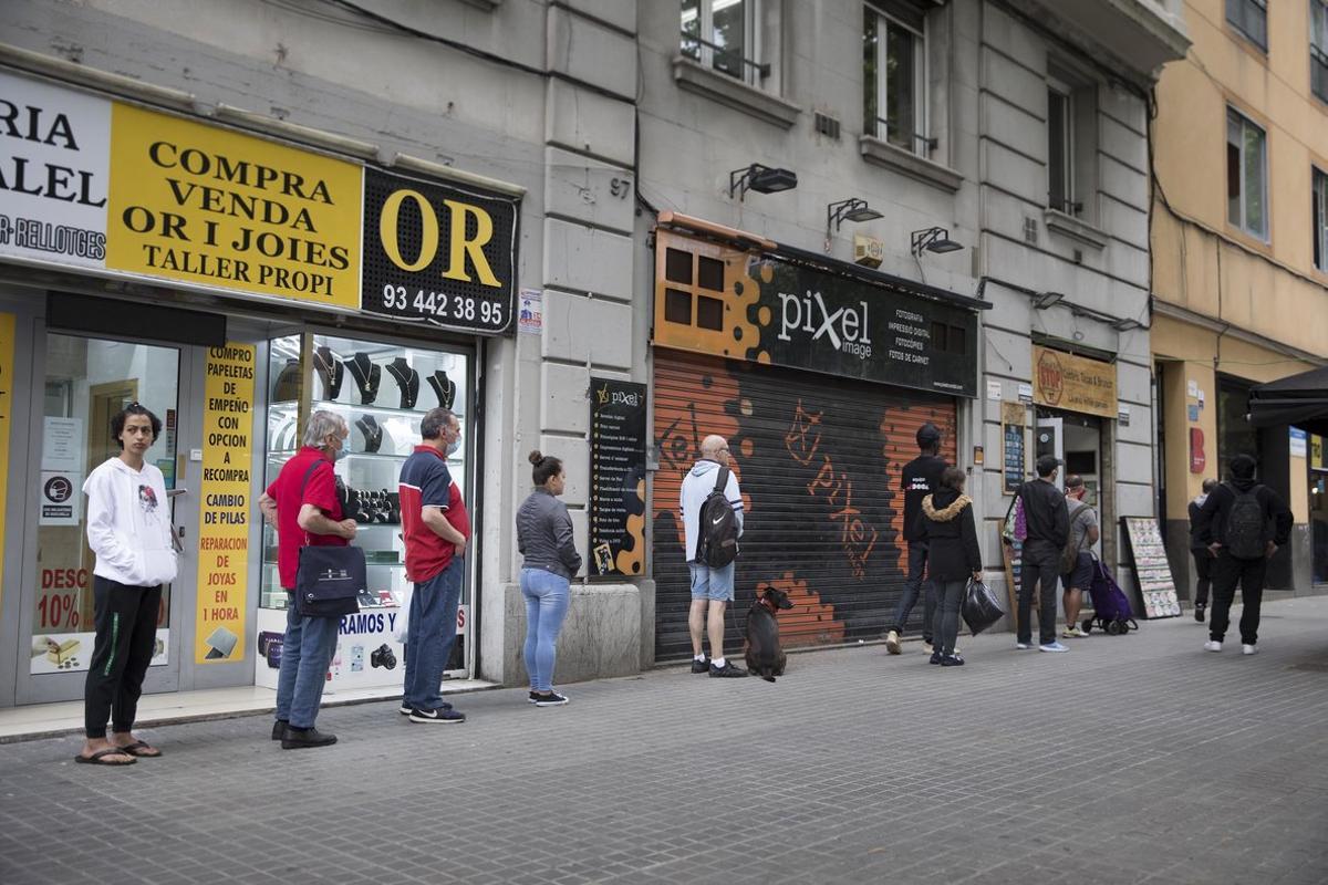 Colas para recoger comida en el comedor social del Paral·lel, en mayo del 2020.