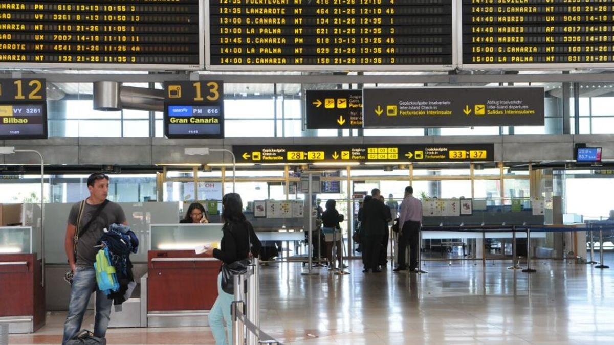 Paneles con los vuelos en el aeropuerto Tenerife Norte.