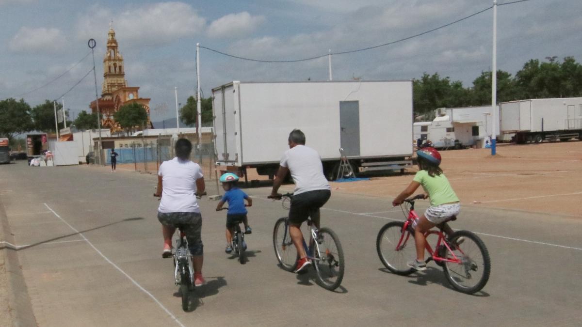 Antonio Sánchez y Laura Basarte han acudido a El Arenal con sus hijos para ver cómo avanza la instalación de la feria.