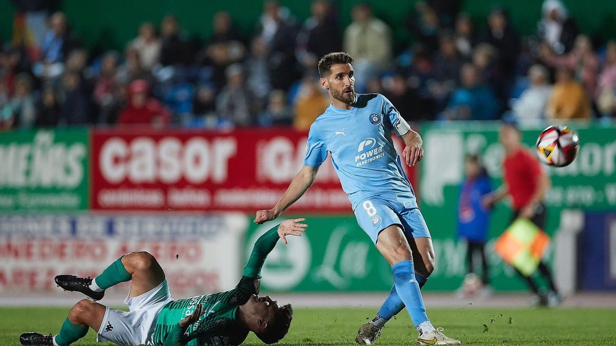 Fausto Tienza durante el partido con el Villanovense.