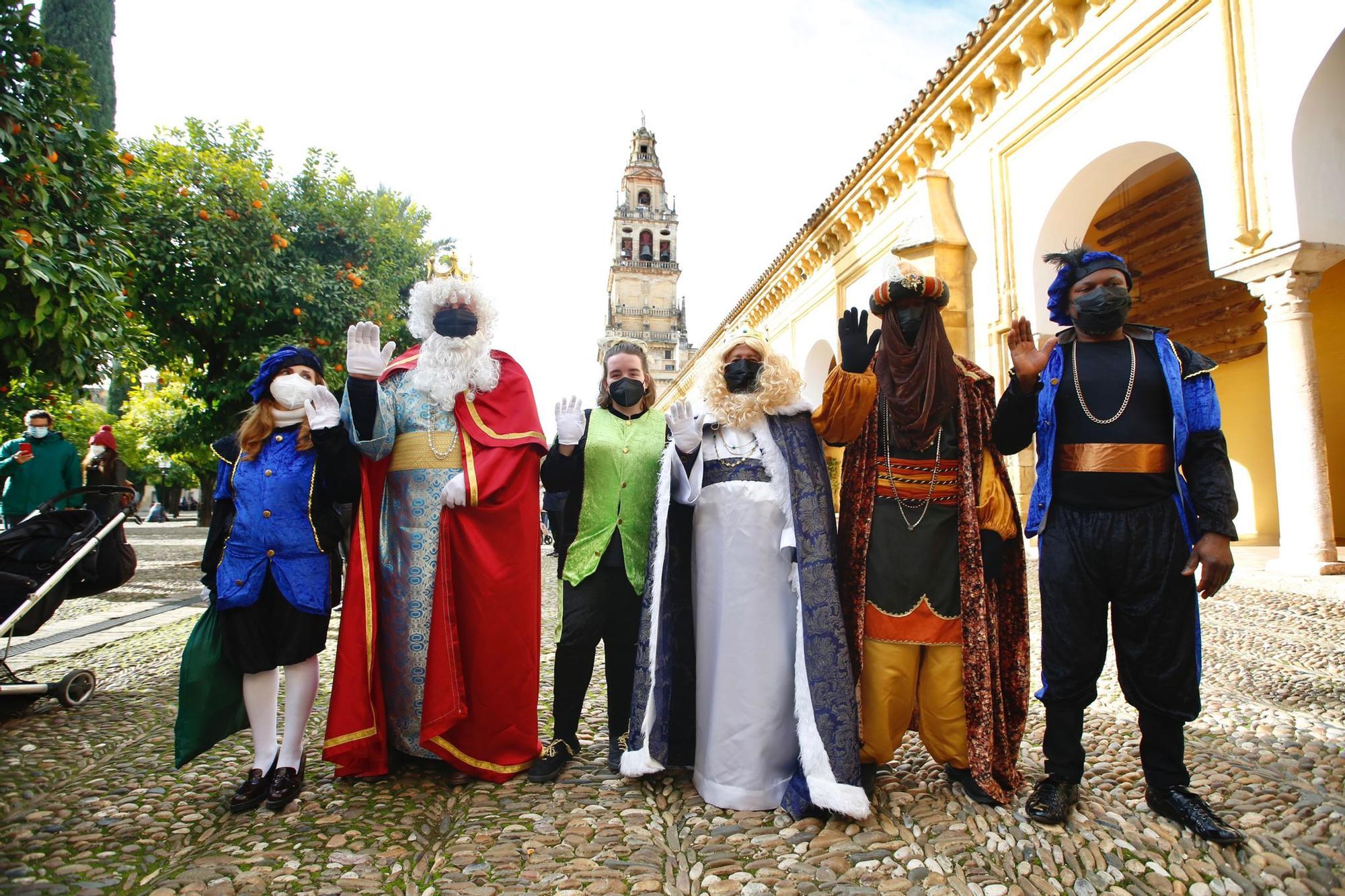 Los Reyes Magos reciben a los niños de Córdoba en el Patio de los Naranjos