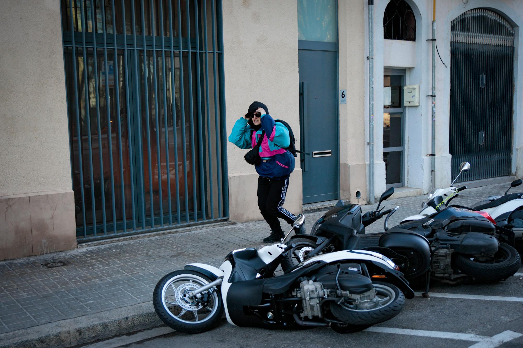 Varias motos caídas a causa del viento en el barrio de Poble Nou, en Barcelona, este martes.