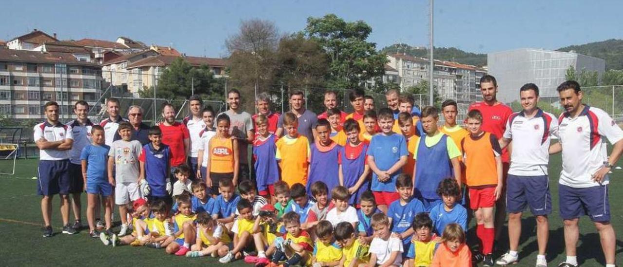 Los asistentes al campus de la UD Ourense, con los directivos, coordinadores, Pato Guillén y Daniel Portela. // Iñaki Osorio