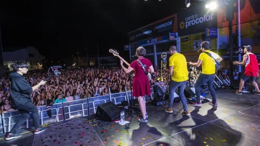 Concert d&#039;Els Catarres al carrer de Sallent, on es va traslladar de la plaça de Sant Domènec