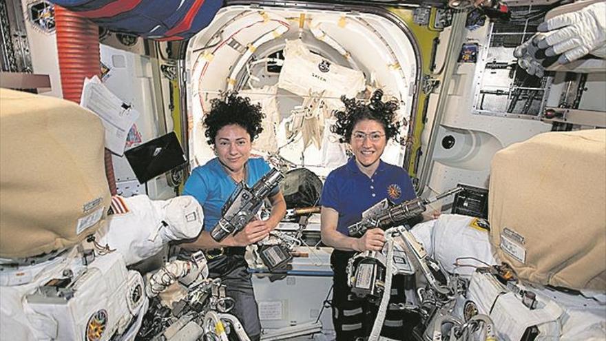 Éxito del primer paseo 100% femenino espacial de la historia