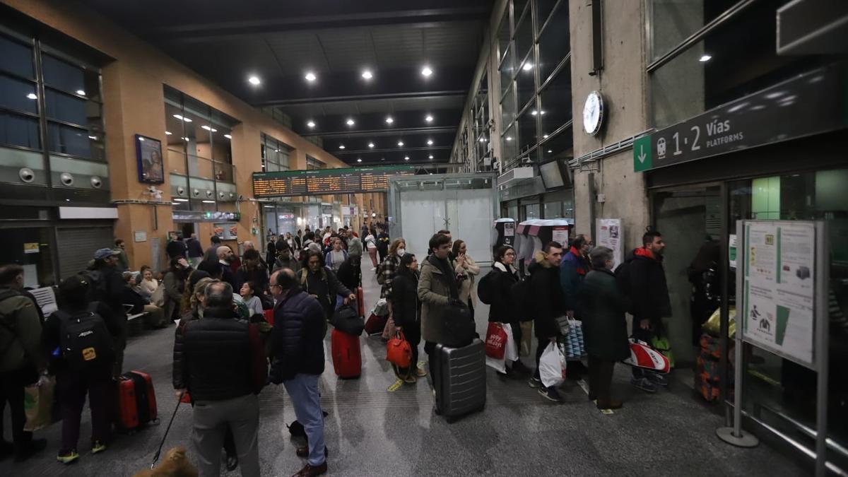 Viajeros afectados por los retrasos en el AVE en la estación de Córdoba.