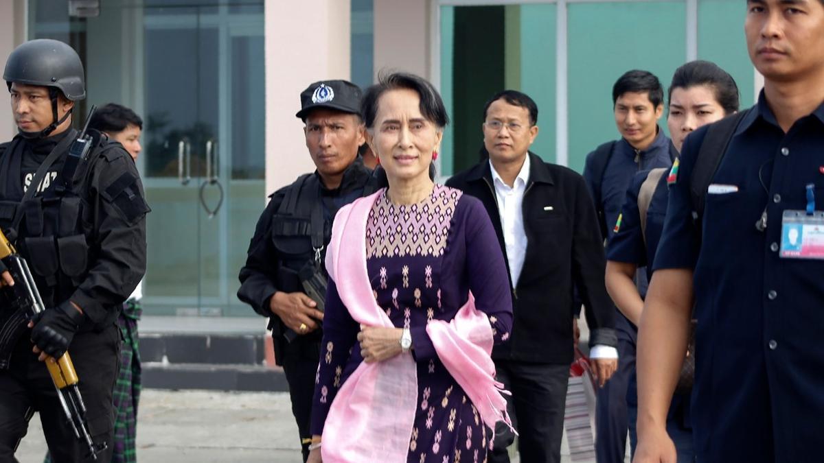 La líder de facto de Birmania, Aung San Suu Kyi llega al aeropuerto de Sittwe, donde inicia su visita al estado de Rakhine