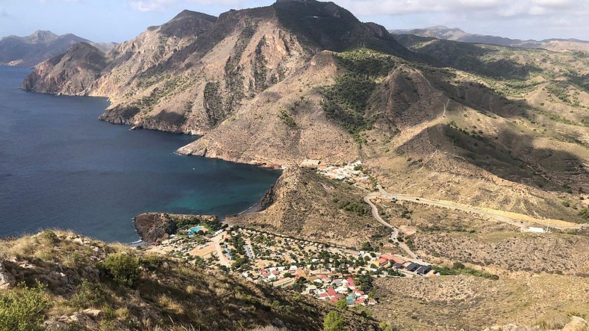 Esta excepcional playa de El Portús se muestra escondida entre las montañas.