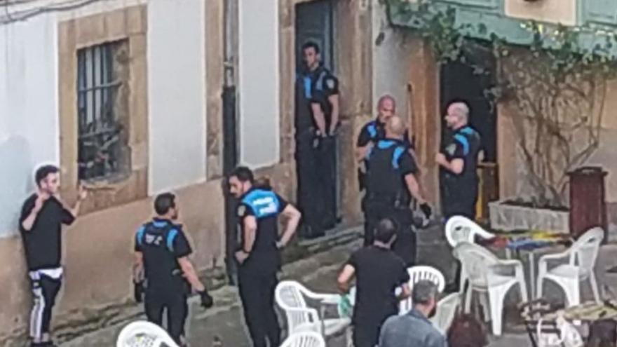 Amplio despliegue policial en Oviedo para controlar a un exaltado | LNE