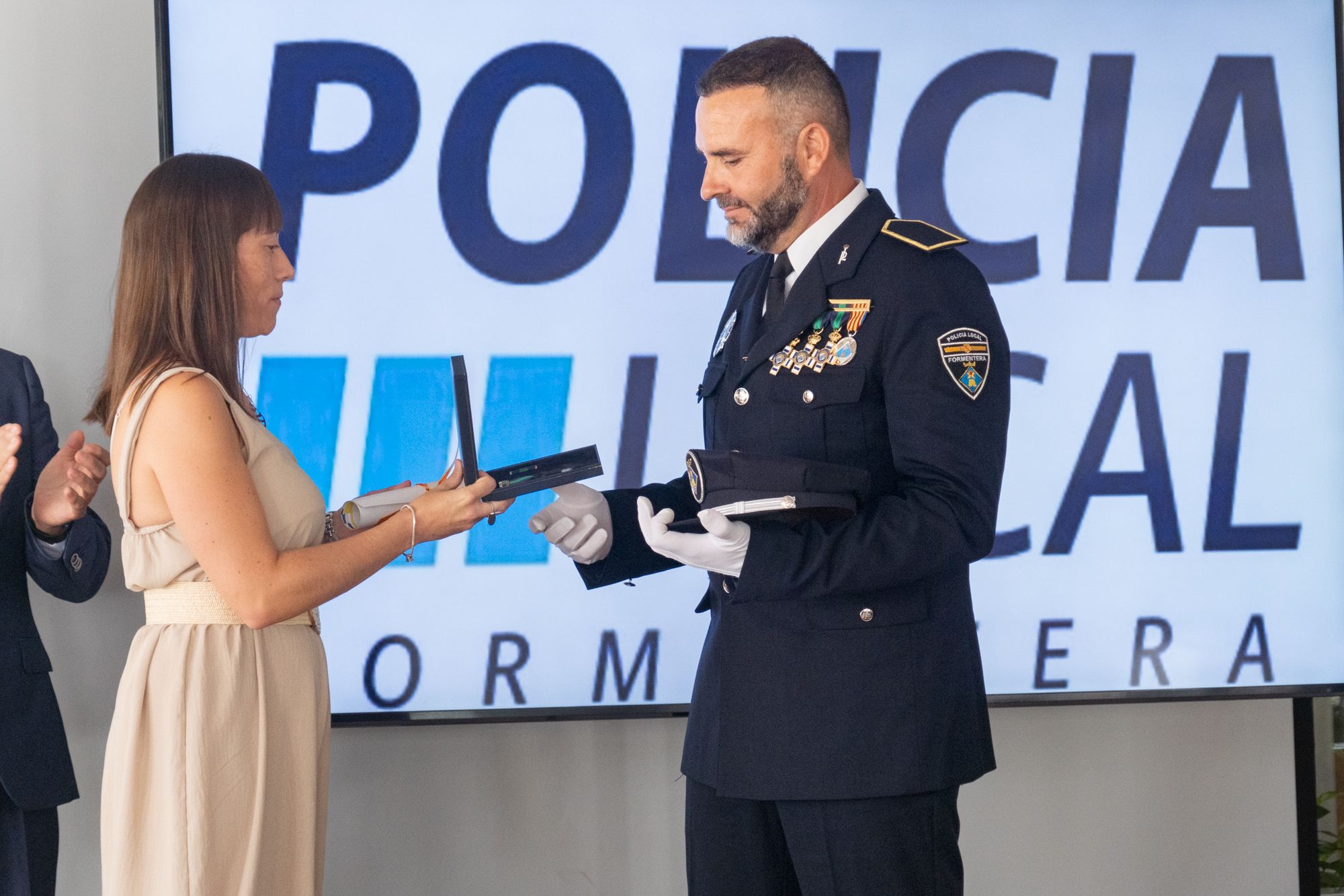 Así ha sido la entrega de medallas para premiar la labor de tres policías de Formentera