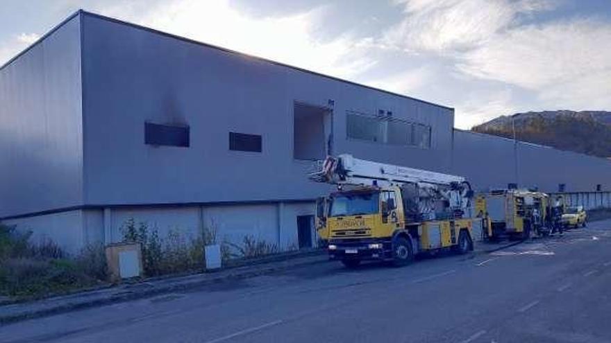 Incendio en una de las naves de la antigua Ornalux