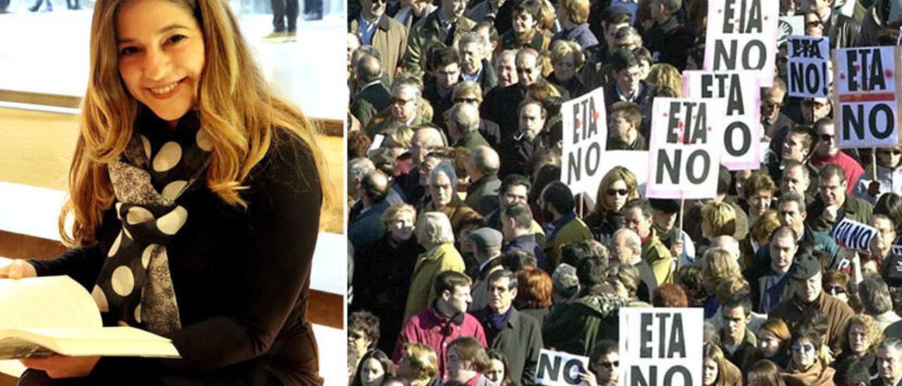 Estela Baz junto a una foto de una manifestaciÃ³n.