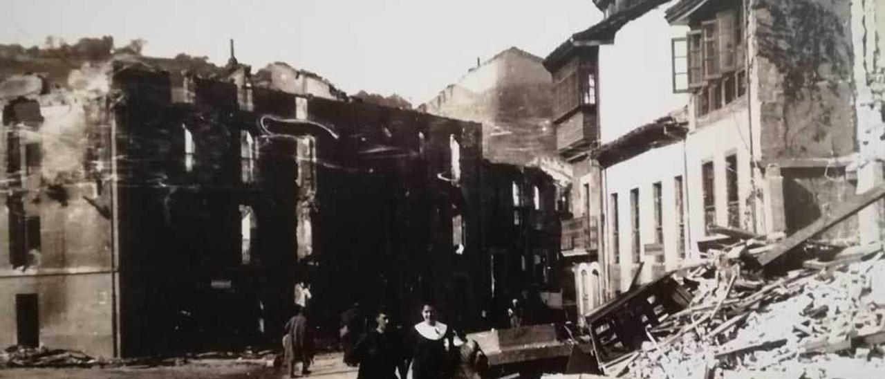 La calle San Pelayo canguesa, tras los bombardeos de la Legión Cóndor.