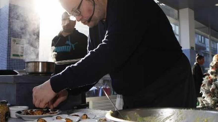 El cocinero Jaume García del Velis Nolis Bistró, cocinando en el Novo Mercado en una jornada dinamizadora anterior. // Bernabé / Luismy