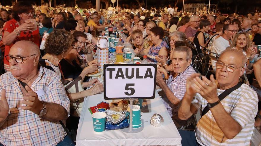 La multitudinaria cena de vecinos llenó el parque de la Mayorazga, recién estrenado para eventos.