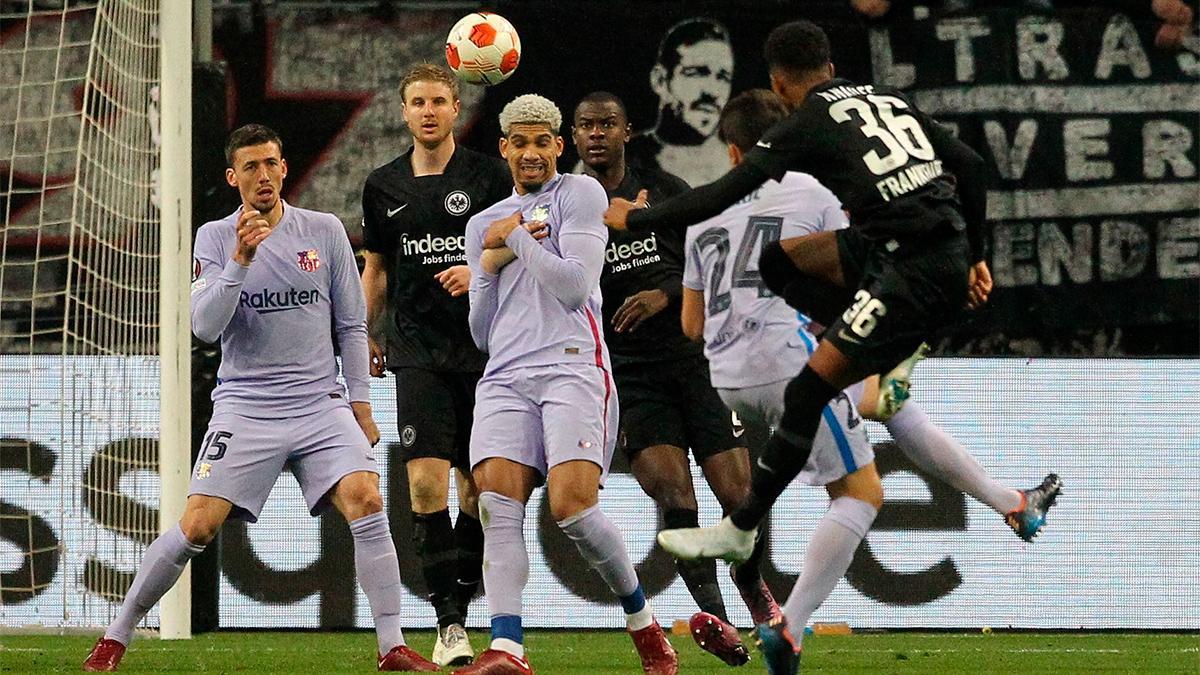 Eintracht - FC Barcelona: Knauff metió miedo al Barça con este 'zambombazo'