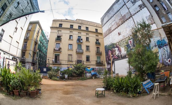 Barcelona calcula que pueden construirse de 20 a 25 pisos en el solar ocupado que quiere comprar en el Raval