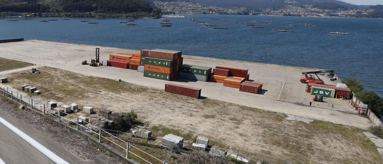 Vista del cargadero de granito de Rande, ahora usado para almacenar contenedores.  // RICARDO GROBAS