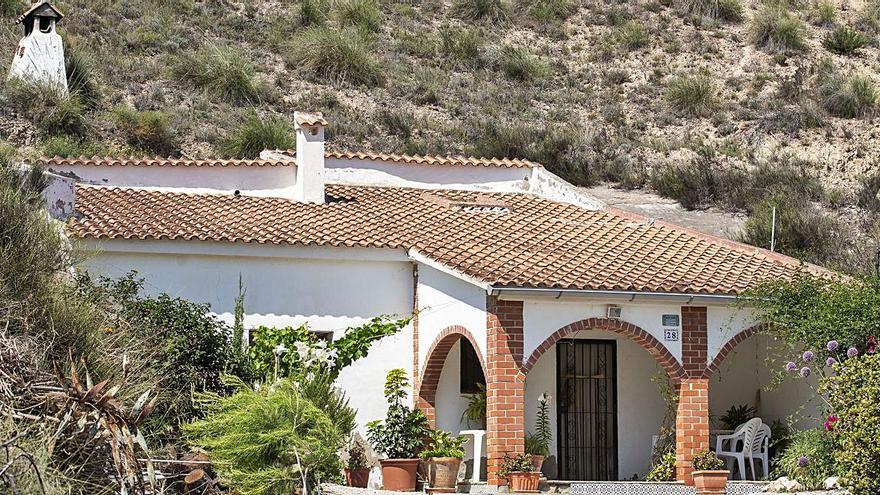 Una casa cueva en la que se aprecia la ampliación delante de la vivienda horadada en la loma. 