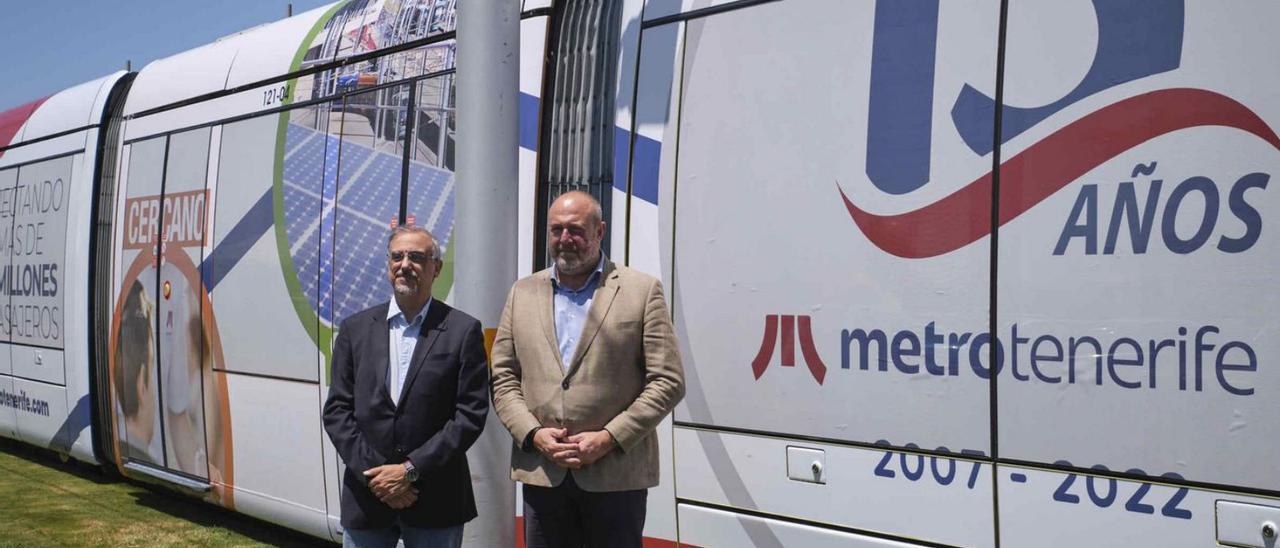 Enrique Arriaga y José Alberto León, en la parada Intercambiador, junto al tranvía conmemorativo.